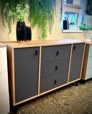Комод 3 ящ. двухств. Байкал Графит/Дуб золотой (СВ) в Нягани - nyagan.mebel-e96.ru